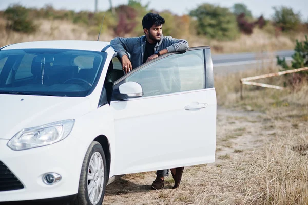 인도 남자 에 캐주얼 착용 포즈 근처 화이트 자동차. — 스톡 사진