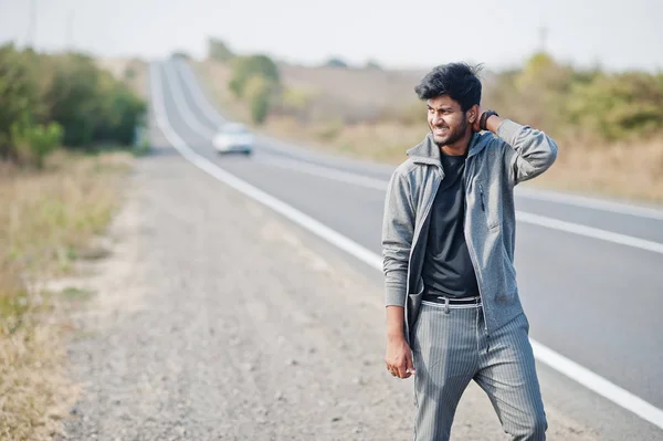 Carona homem indiano viajando por carona no lado da estrada em h — Fotografia de Stock