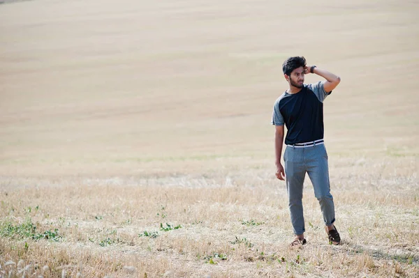 Indian man på casual Wear ställs på fältet ensam. — Stockfoto