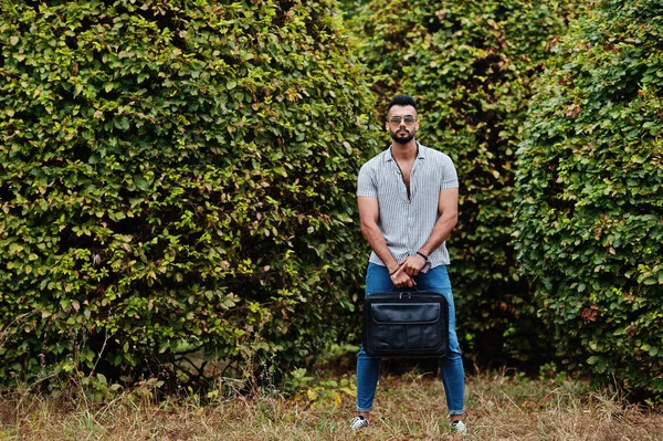 Fashionabla höga arabskägg mannen bära på skjorta, jeans och solglas — Stockfoto