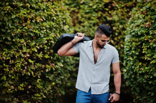 Fashionabla höga arabskägg mannen bära på skjorta, jeans och solglas — Stockfoto