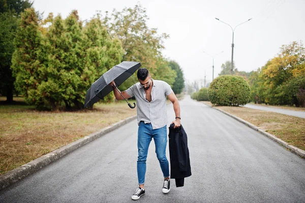 Fashionabla höga arabskägg mannen bära på skjorta, jeans och solglas — Stockfoto