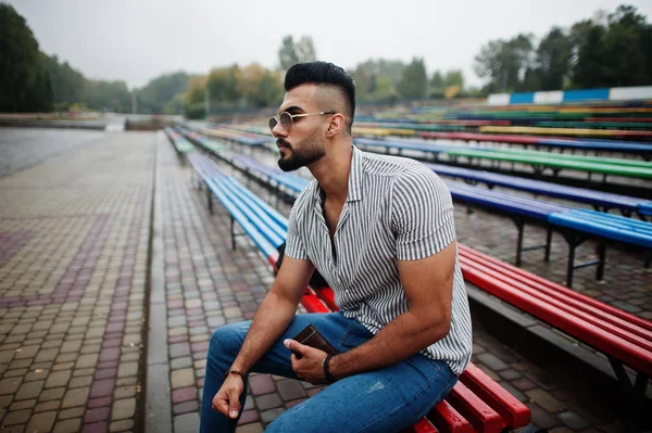 Модна висока арабська борода чоловік носити на сорочці, джинсах і сангласі — стокове фото