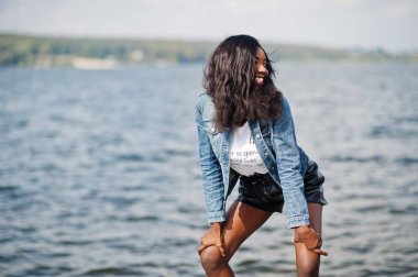 Siyah şort giymiş Afro-Amerikan esmer tenli ince model.