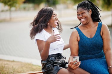 İki Afro-Amerikan esmer tenli bayan arkadaş. Bir tanesi pl!