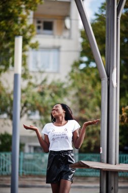 Afro-Amerikan esmer tenli ince model siyah bir leke içinde poz verdi.