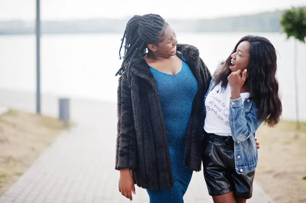 Dos amigas afroamericanas de piel oscura. Uno de ellos pl — Foto de Stock