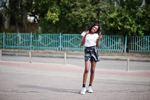 Modèle mince à la peau noire afro-américaine posé dans un leathe noir — Photo