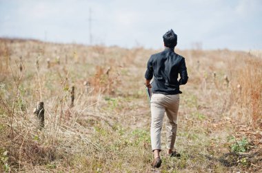 Kesilen ağacı incelemek için panosu olan Güney Asyalı zirai çiftçi
