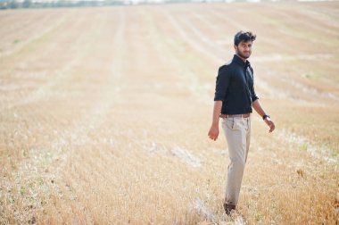 Güney Asyalı tarımcı çiftçi buğday tarlasını teftiş ediyor. Tarım