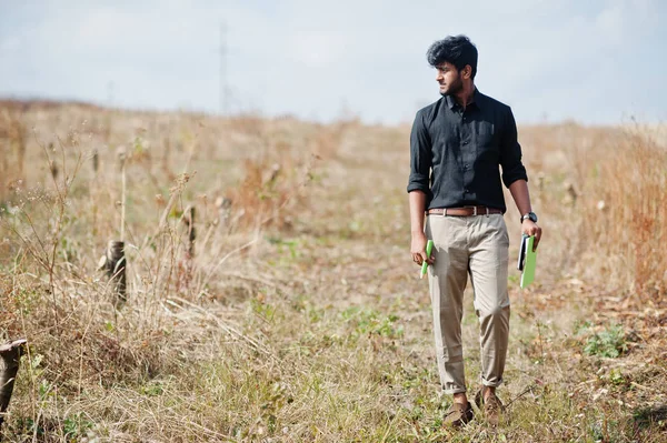 Южноазиатский фермер-агроном с планшетом, осматривающий вырубленное дерево — стоковое фото