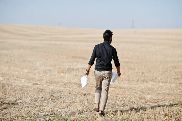 Agricultor agrónomo de Asia del Sur arrojó los papeles en el cielo en w — Foto de Stock