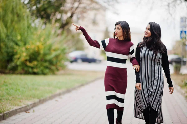 Portrait de deux jeunes belle indienne ou sud asiatique adolescent gi — Photo