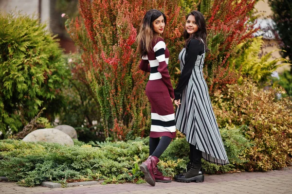 Portrait de deux jeunes belle indienne ou sud asiatique adolescent gi — Photo