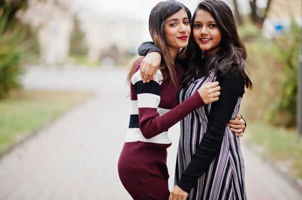 Portret van twee jonge mooie indiase of Zuid-aziatische tiener gi — Stockfoto