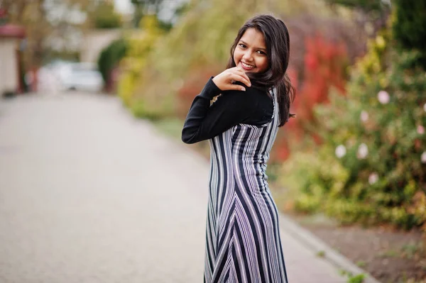 Portrait de jeune belle indienne ou sud asiatique adolescente i — Photo