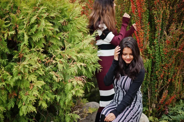 Portrait de deux jeunes belle indienne ou sud asiatique adolescent gi — Photo