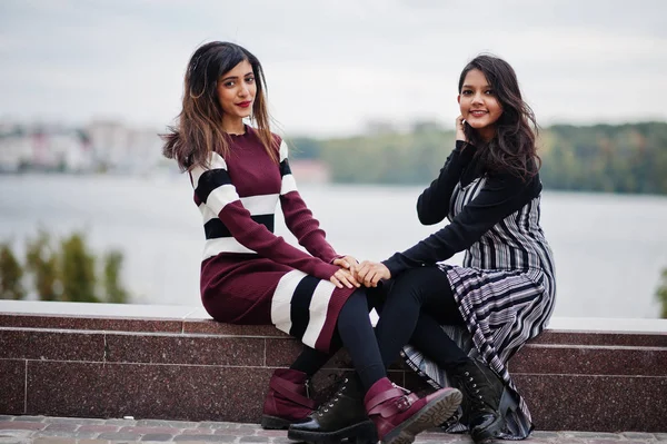 Portrét dvou mladých krásné indické nebo jižní asijské dospívající gi — Stock fotografie