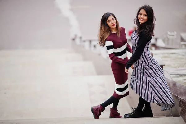 Porträtt av två unga vackra indian eller sydasiatiska tonåring gi — Stockfoto