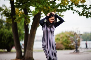 Genç güzel Hintli ya da Güney Asyalı genç kız portresi.