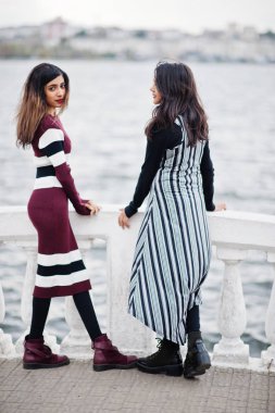 İki güzel Hintli veya Güney Asyalı genç kızın portresi.