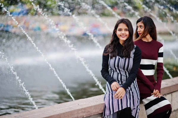 Portret van twee jonge mooie indiase of Zuid-aziatische tiener gi — Stockfoto