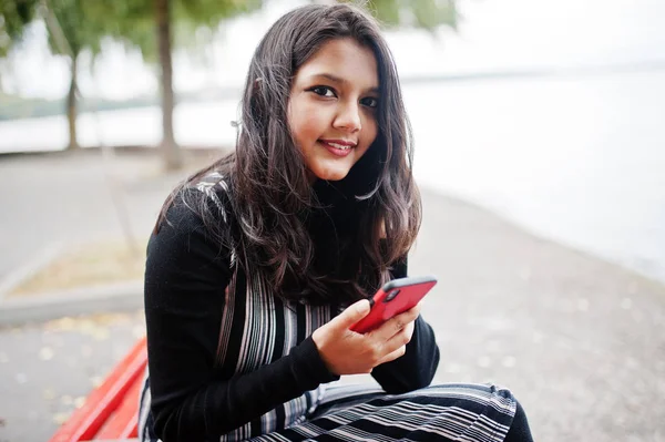 Portræt af ung smuk indisk eller sydasiatisk teenagepige i - Stock-foto