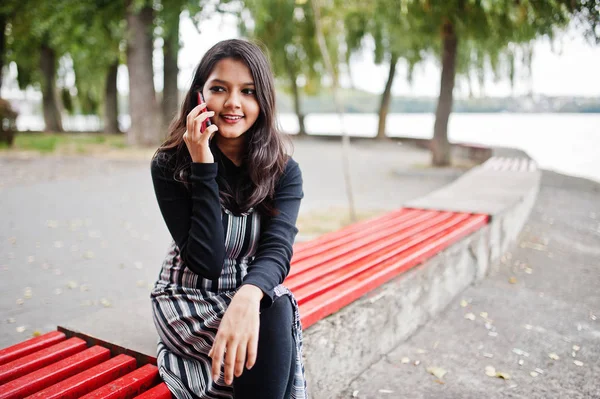 Портрет молодої красивої індійської або південноазіатської дівчини-підлітка — стокове фото