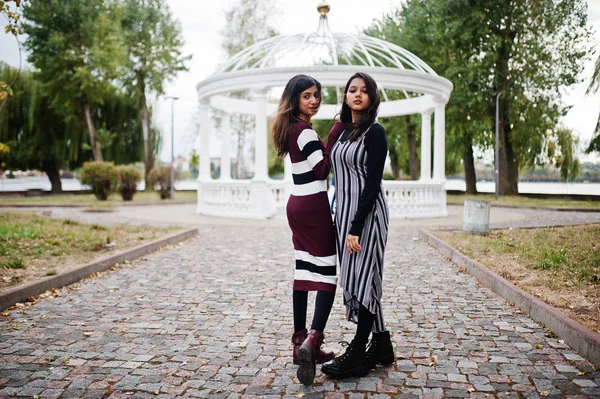 Portrait de deux jeunes belle indienne ou sud asiatique adolescent gi — Photo