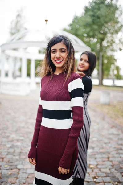 Portret van twee jonge mooie indiase of Zuid-aziatische tiener gi — Stockfoto