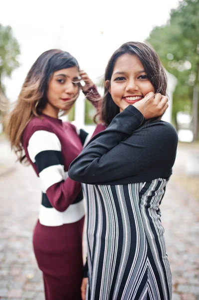 Retrato de dos jóvenes hermosa india o sur asiático adolescente gi — Foto de Stock