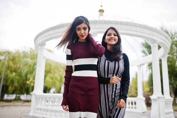 Porträtt av två unga vackra indian eller sydasiatiska tonåring gi — Stockfoto