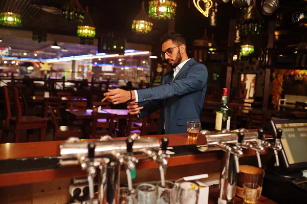 Przystojny, dobrze ubrany arabczyk ze szklanką whisky i cygą. — Zdjęcie stockowe
