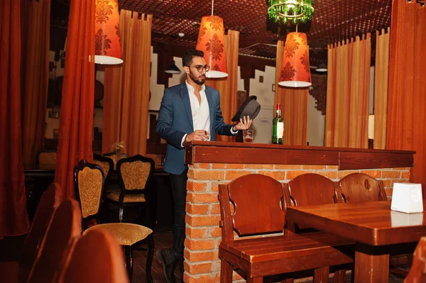 Hombre árabe guapo bien vestido con vaso de whisky y ciga —  Fotos de Stock