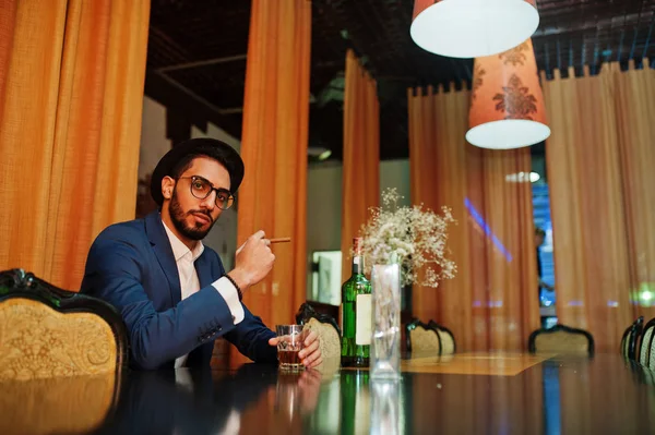 Snygg välklädd arabier man med glas whisky och ciga — Stockfoto