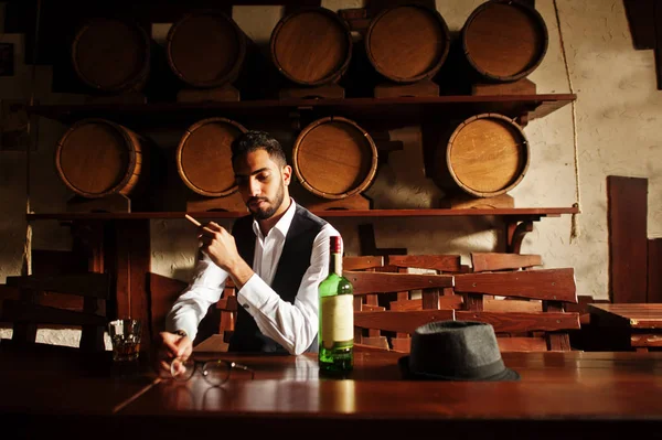 Handsome well-dressed arabian man with glass of whiskey and ciga — Stock Photo, Image