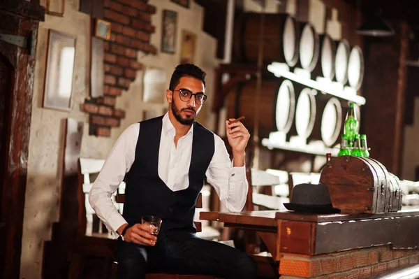 Snygg välklädd arabier man med glas whisky och ciga — Stockfoto