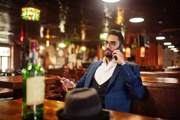 Snygg välklädd arabier man med glas whisky och ciga — Stockfoto