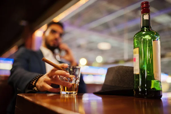 Close up hand of handsome well-dressed arabian man with glass of — Stock Photo, Image