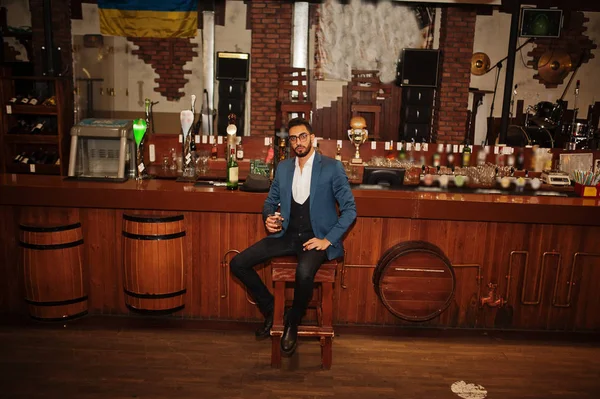 Handsome well-dressed arabian man with glass of whiskey and ciga — Stock Photo, Image