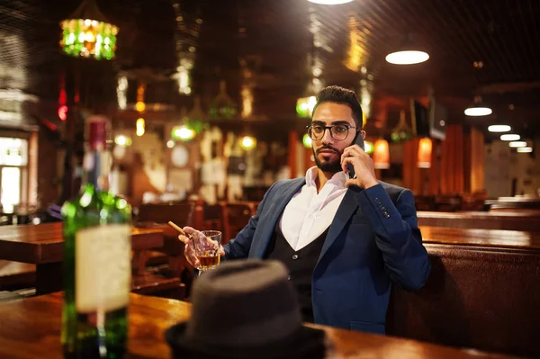 Snygg välklädd arabier man med glas whisky och ciga — Stockfoto