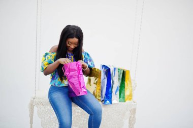 Siyah Afro-Amerikan milenyum kızı oturma odasında