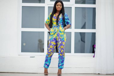 Zarif Afro-Amerikan kadın modeller renkli kıyafetler giyer. C