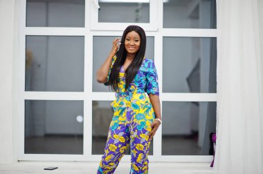 Zarif Afro-Amerikan kadın modeller renkli kıyafetler giyer. C