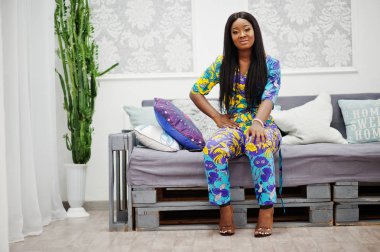 Zarif Afro-Amerikan kadın modeller renkli kıyafetler giyer. C