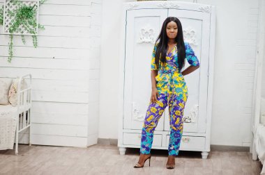 Zarif Afro-Amerikan kadın modeller renkli kıyafetler giyer. C