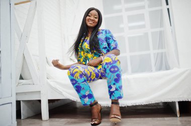 Zarif Afro-Amerikan kadın modeller renkli kıyafetler giyer. C