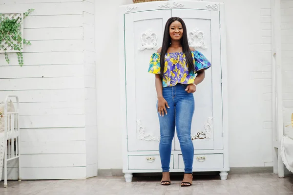 Negro africano americano millennial chica en sala de estar, feliz dar — Foto de Stock