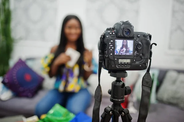 Mulher afro-americana bonito fazendo um vídeo para seu blog usando um — Fotografia de Stock