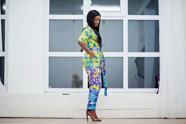 Elegantie Afro-Amerikaanse vrouw model dragen in gekleurde kleren. C — Stockfoto